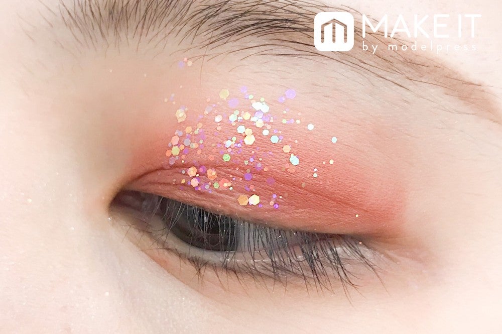 Perfect Diary Collector Eyeshadow／D07を赤アイシャドウに重ねて使用 (C)メイクイット