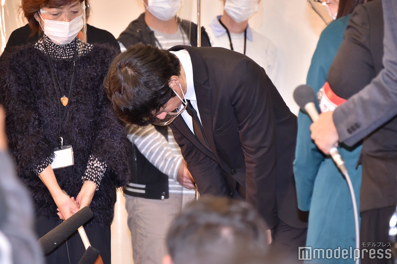 渡部建謝罪会見の様子 （C）モデルプレス