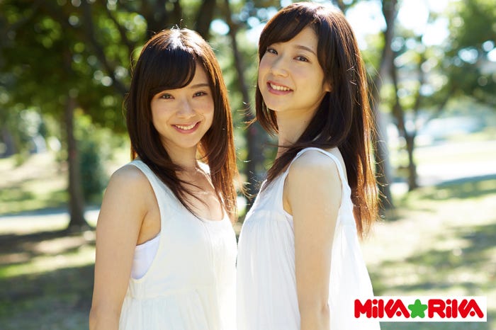 注目の人物 美人双子のフリー素材アイドル Mikarikaがキテる 史上初の 0円 写真集も話題 モデルプレス