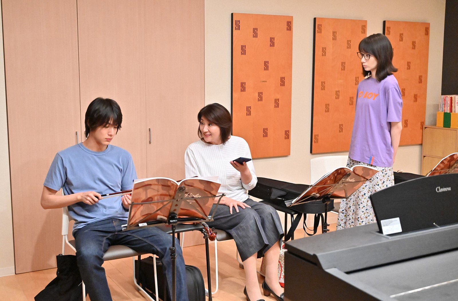 中川大志、松下由樹、波瑠／「G線上のあなたと私」第2話より（C）TBS