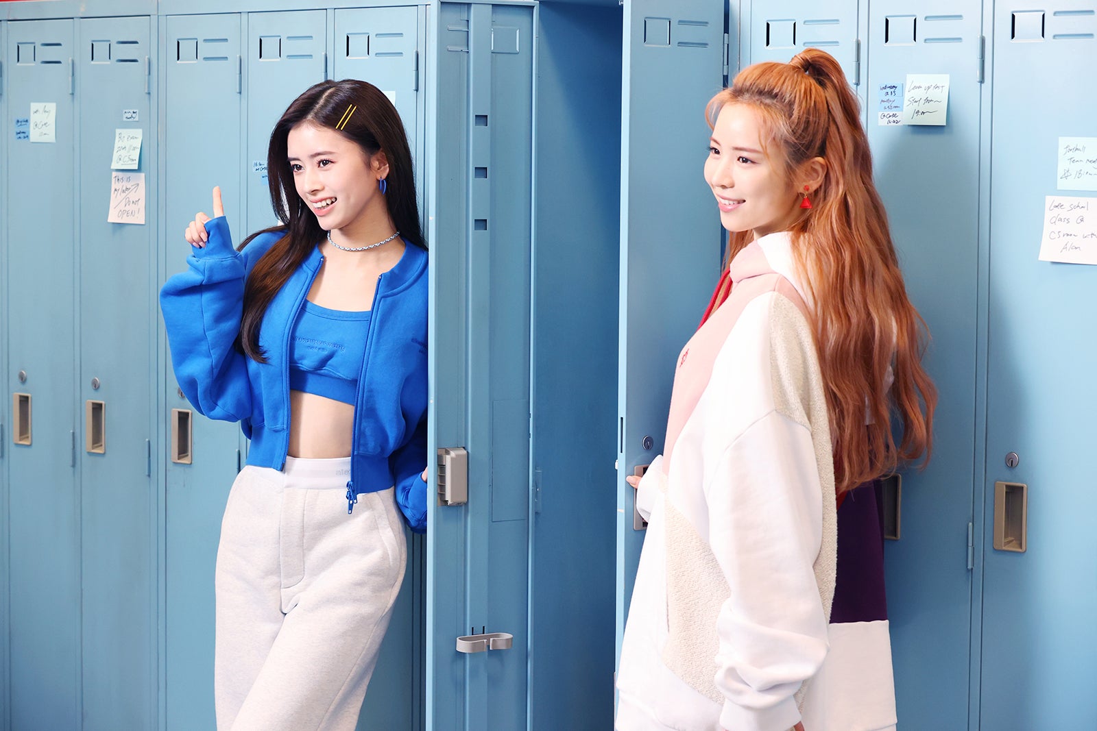 NiziU（RIMA、MAYA）／新CM「スマホデビューのお約束」篇メイキングより（提供写真）