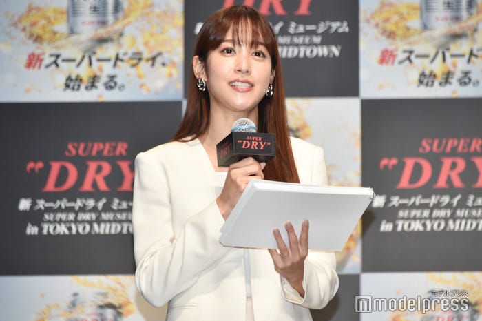 鷲見玲奈(C)モデルプレス