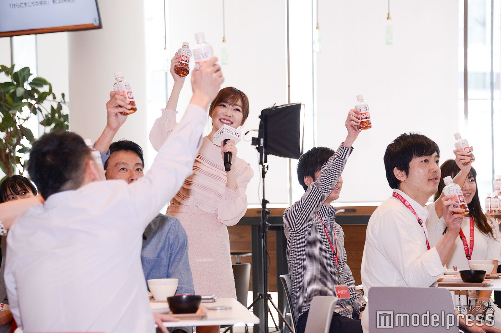 社員と交流する指原莉乃（C）モデルプレス