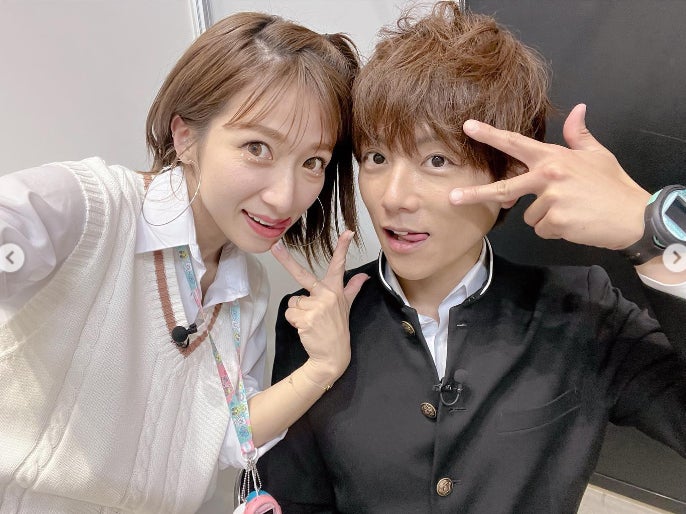辻希美＆杉浦太陽「25年前を再現？」制服姿でJK&DKに変身 ギャルポーズで2ショット