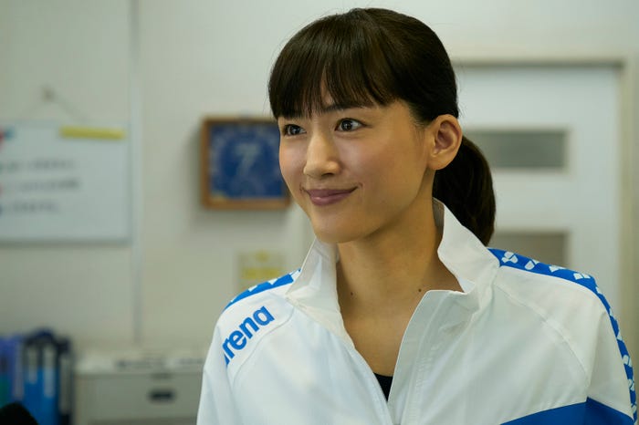 綾瀬はるか (C)2022「はい、泳げません」製作委員会