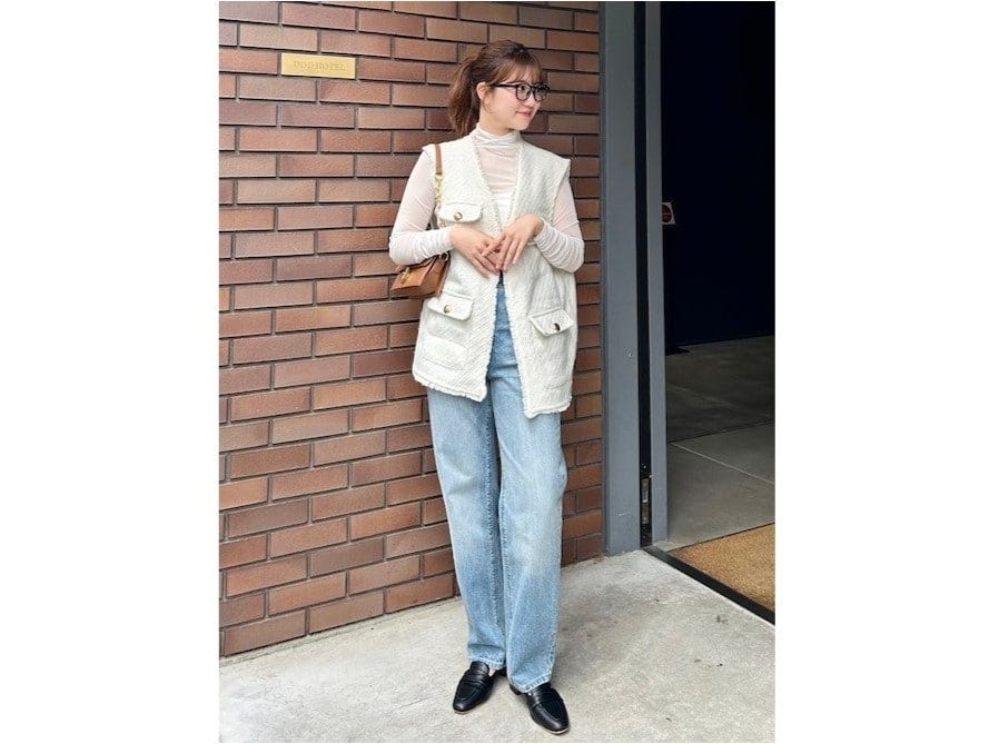 トレンドアイテムのツイードベストと合わせて、きれいめなカジュアルコーデに　出典：WEAR