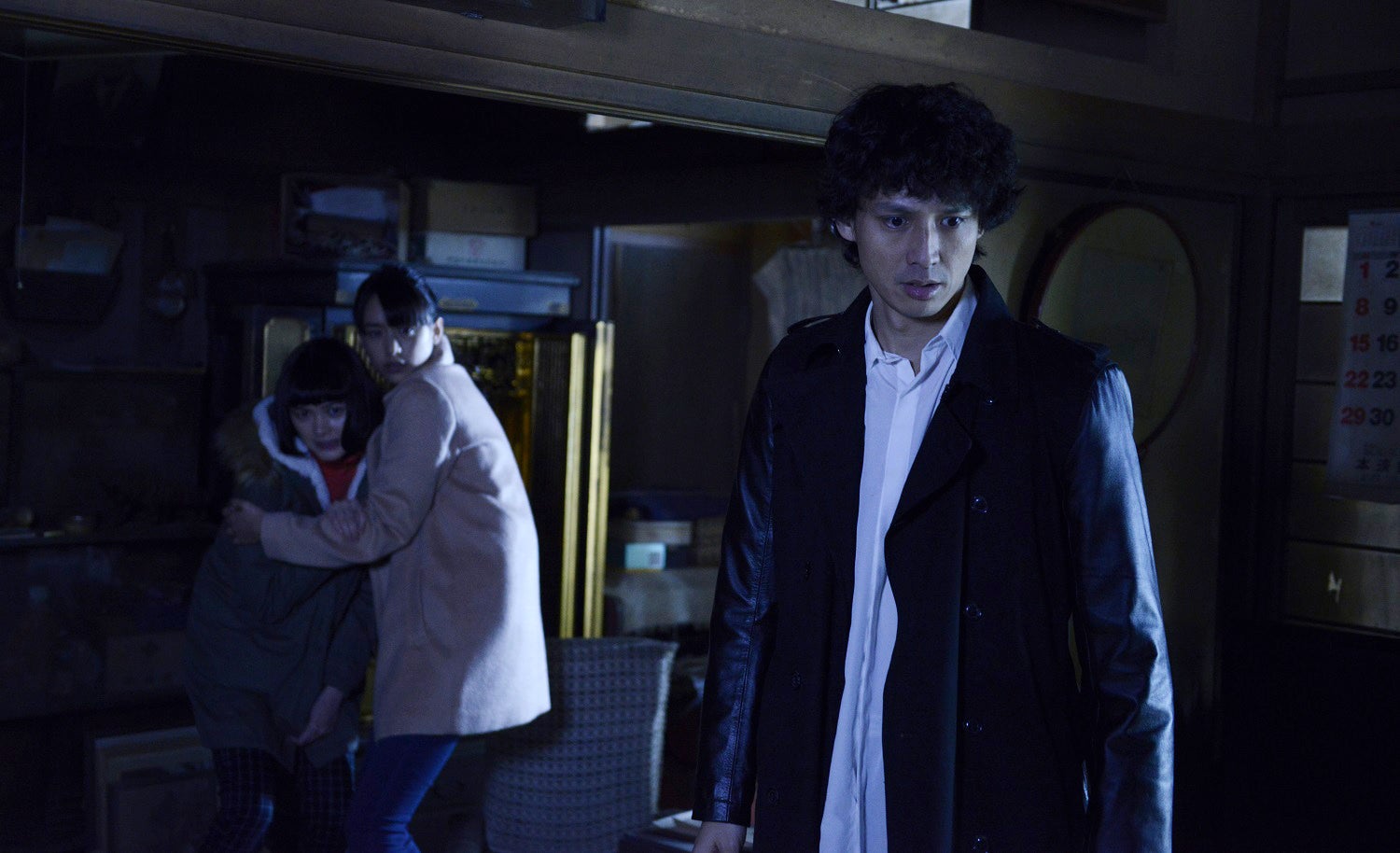 安藤政信（C）2016「貞子vs伽椰子」製作委員会