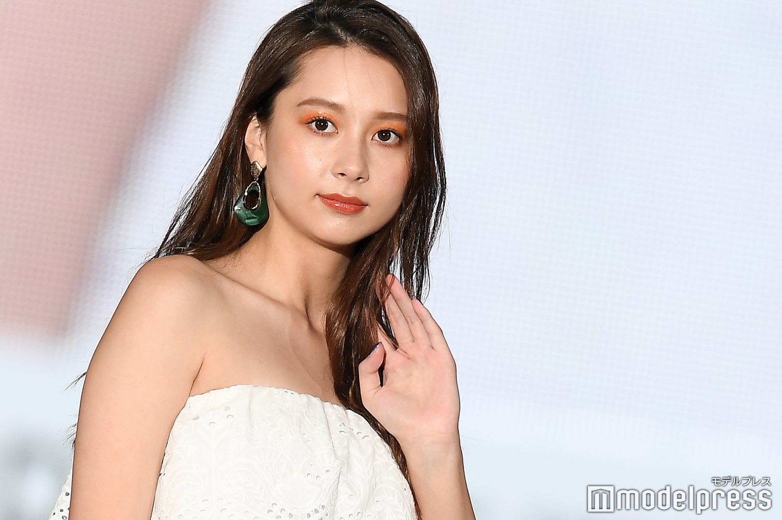 Niki、白ワンピで美デコルテ輝く 笑顔のギャップにドキッ＜関コレ2019S／S＞