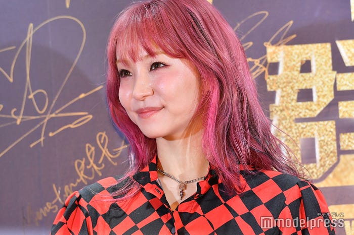 Lisa アニソンロックシンガー賞 受賞で笑顔 赤 黒のレイヤードドレスでオーラ放出 Weibo Account Festival In Japan 19 モデルプレス