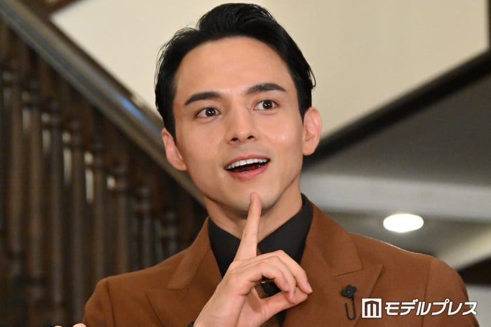 首を傾ける河野純喜を参考に「アイドルの真似している」とポーズを取る満島真之介(C)モデルプレス