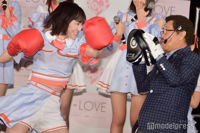 具志堅用高にパンチする野口衣織 (C)モデルプレス