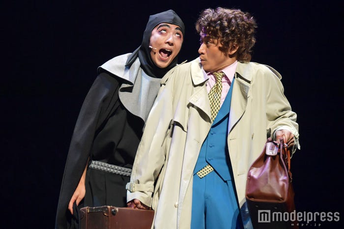 小栗旬に絡む賀来賢人/ミュージカル「ヤングフランケンシュタイン」より