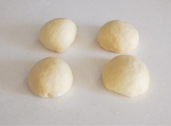 「パン・ヴィエノワ」のレシピ、手順③生地を分割してベンチタイムをとっているところ