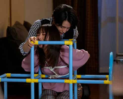 内田理央、ジャングルジムに縛られる 衝撃の場面写真公開<来世ではちゃんとします2>