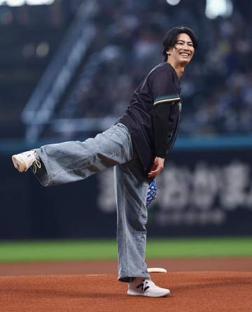 男性2人組歌謡グループ「風輪」がファーストピッチ 東海大四高出身の翔司はワンバン投球に苦笑「赤っ恥をかきました」