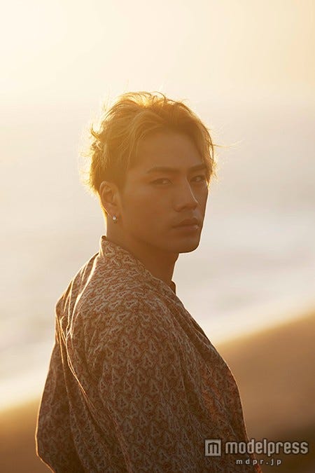 登坂広臣『NOBODY KNOWS』表紙/画像提供:LDH