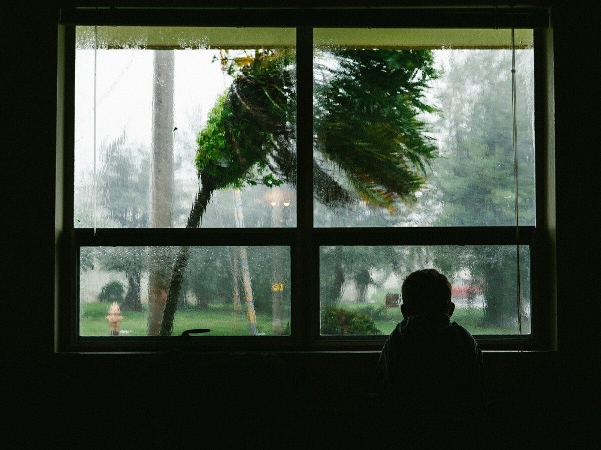 外が気になっても外出は厳禁。ドアや窓を開けた途端、激しい風が吹き込んでくることも