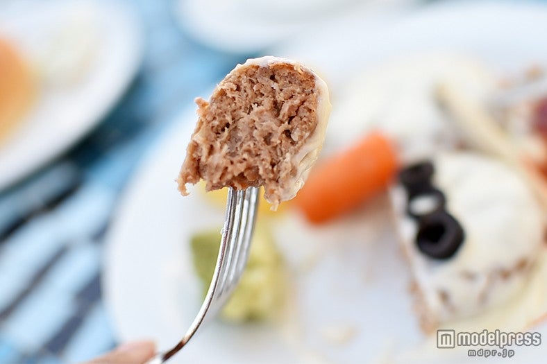 ハンバーグ、チーズのホワイトソース／「プラザパビリオン・レストラン」スペシャルセット