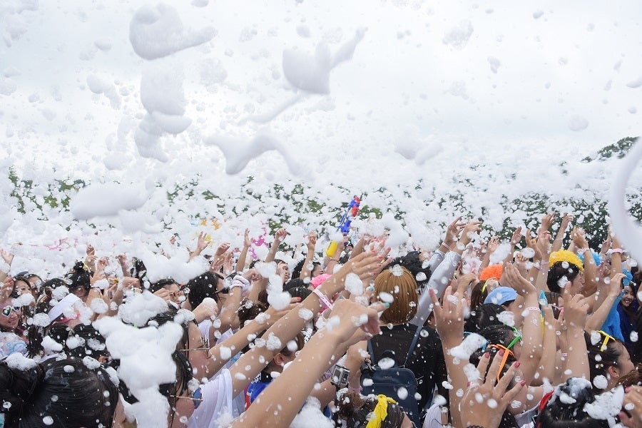 「バブルラン2017 東京」溺れそうな程の泡プール＆カラフル泡でヤバさがパワーアップ／画像提供：スポーツワン