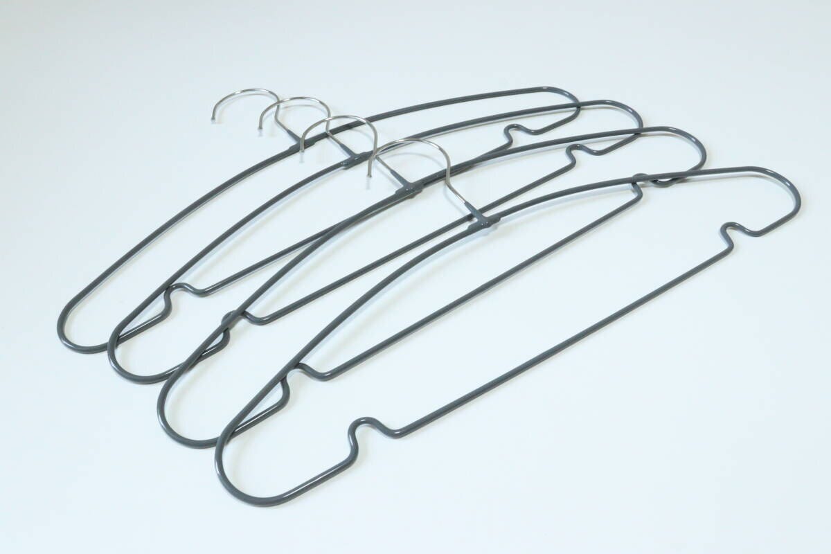 ダイソー 滑りにくいハンガー(4本) ダイソーの滑りにくいハンガー(4本)のビジュアル