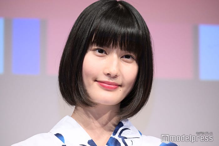 黒髪の橋本愛(C)モデルプレス