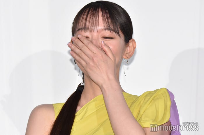 思い出し笑いしてしまった吉岡里帆(C)モデルプレス