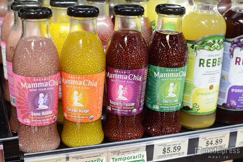 チアシードの「ママ・チア・オーガニック・ジュース」はココナッツ・マンゴーフレーバー（左から2番目）が人気