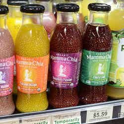 チアシードの「ママ・チア・オーガニック・ジュース」はココナッツ・マンゴーフレーバー（左から2番目）が人気