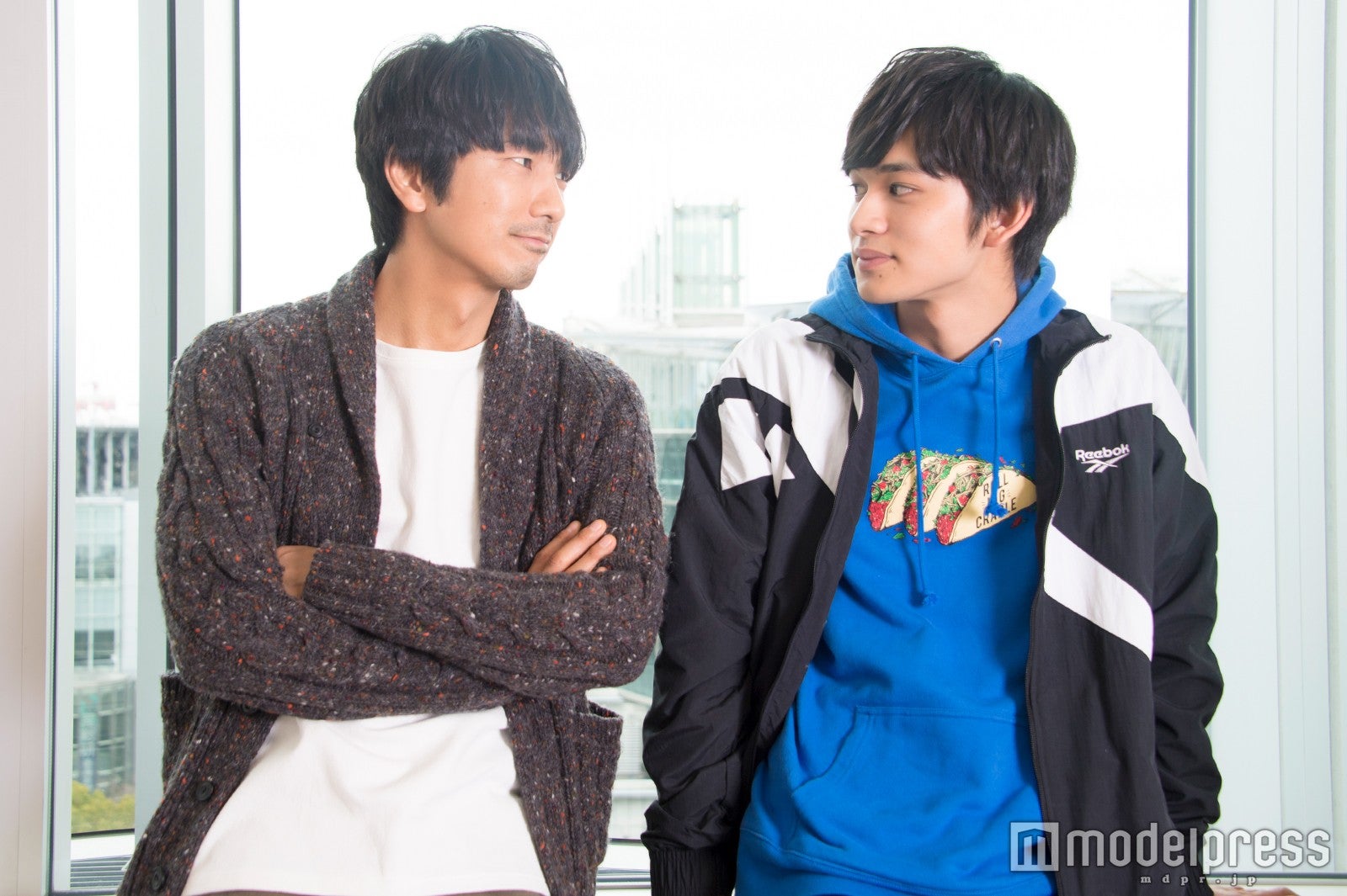 「向き合って下さい」とお願いすると、顔を近づけた眞島秀和（左）とそれに思いっきり照れる北村匠海（右） （C）モデルプレス