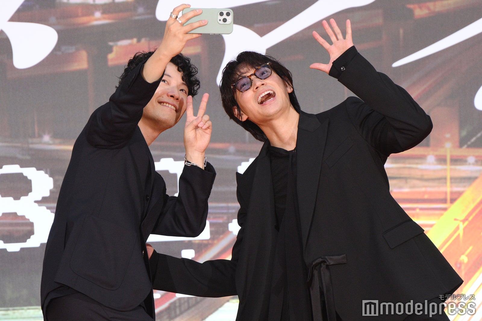 自撮りをする星野源、綾野剛（C）モデルプレス