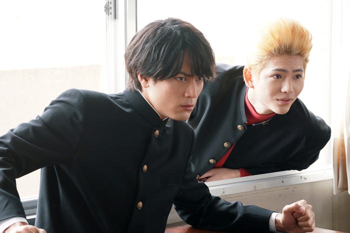 間宮祥太朗、春本ヒロ/「ナンバMG5」第6話より(C)フジテレビ