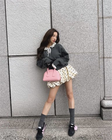 板野友美、ドット柄ミニスカの秋コーデに絶賛の声「美脚すぎ」「ともちん神スタイル」