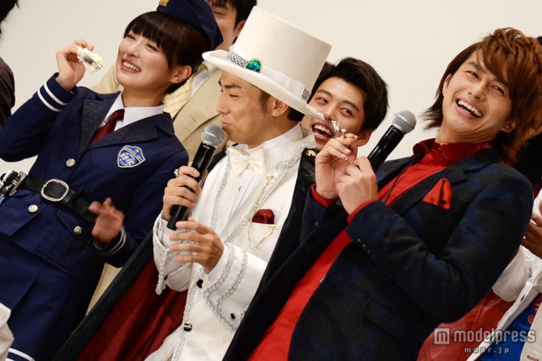 誕生日をサプライズでお祝いされた綾部祐二（中央）