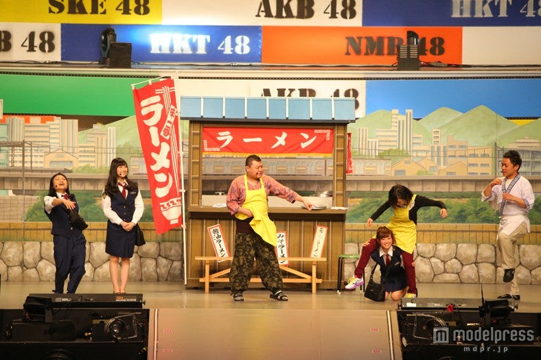 吉本新喜劇を披露／（C）AKS