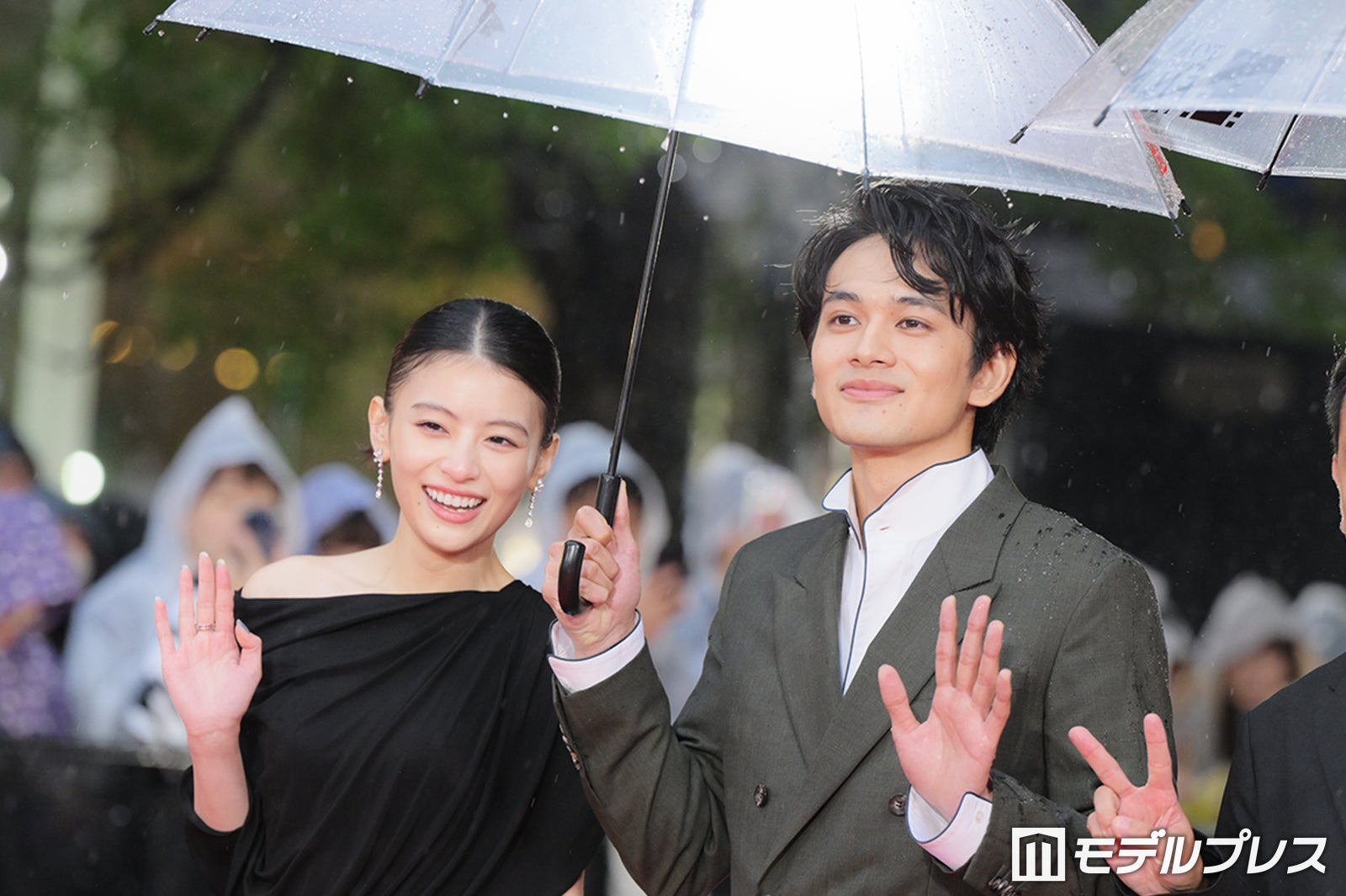 北村匠海＆出口夏希、揃ってレカペ登場 2人で傘に入る場面も【第39回東京国際映画祭】