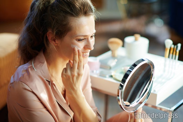 ツヤ肌メイクはやりすぎ注意(photo by Alliance/AdobeStock)