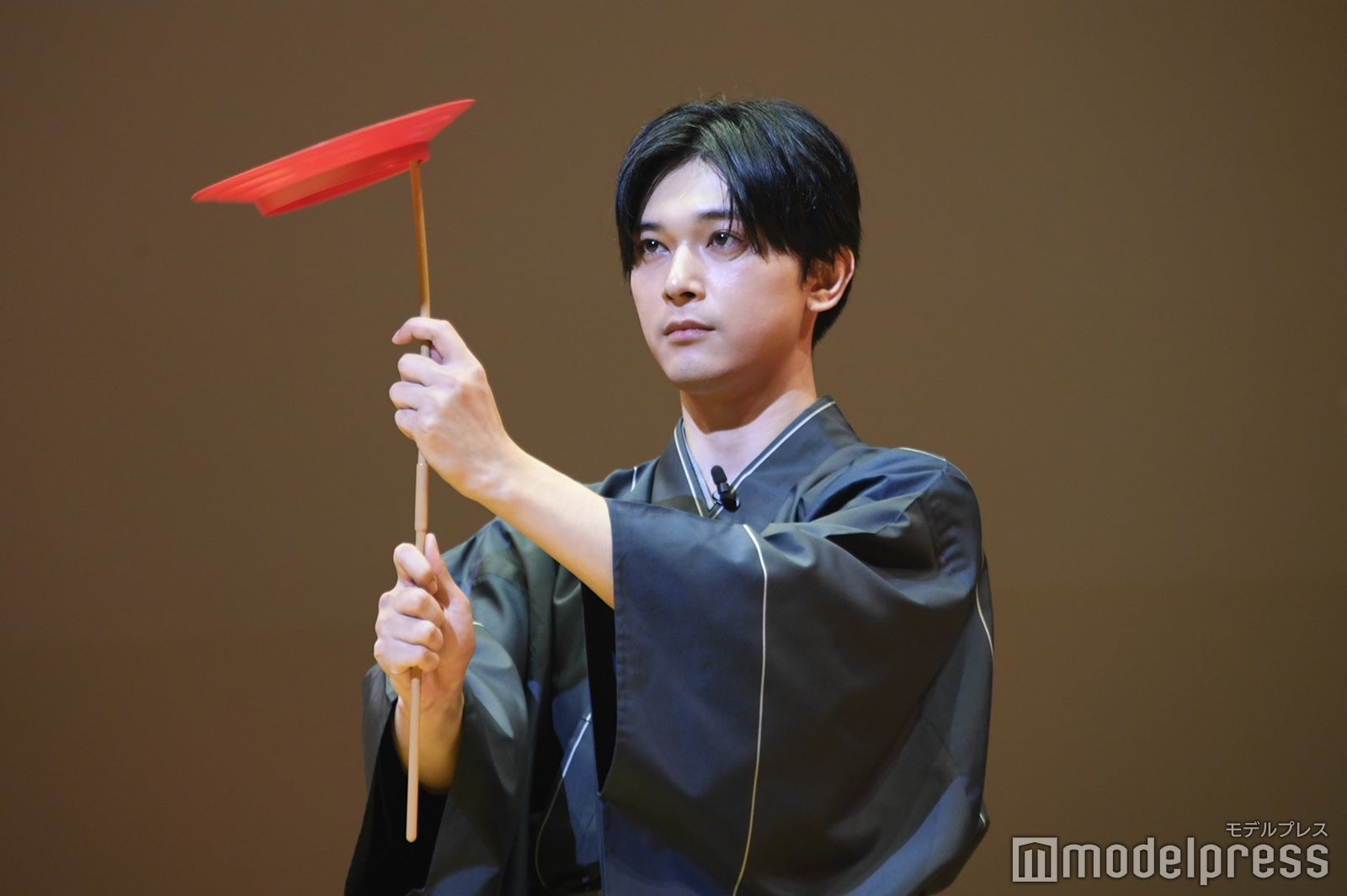 皿回しをする吉沢亮（C）モデルプレス