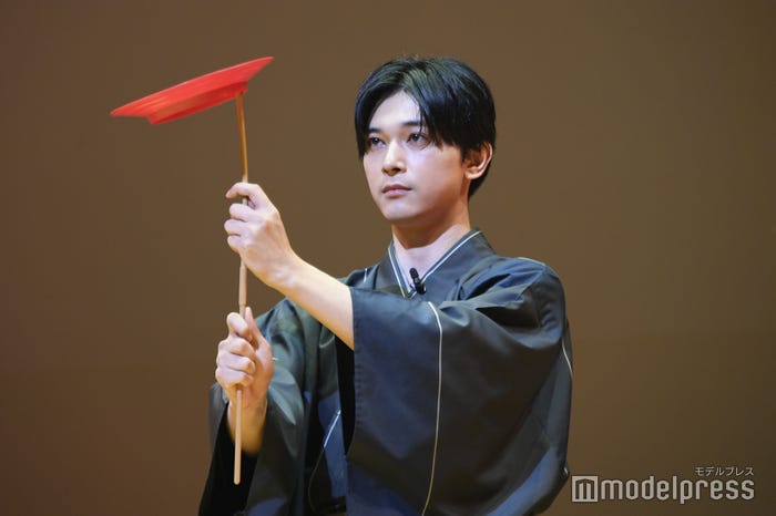 皿回しをする吉沢亮(C)モデルプレス