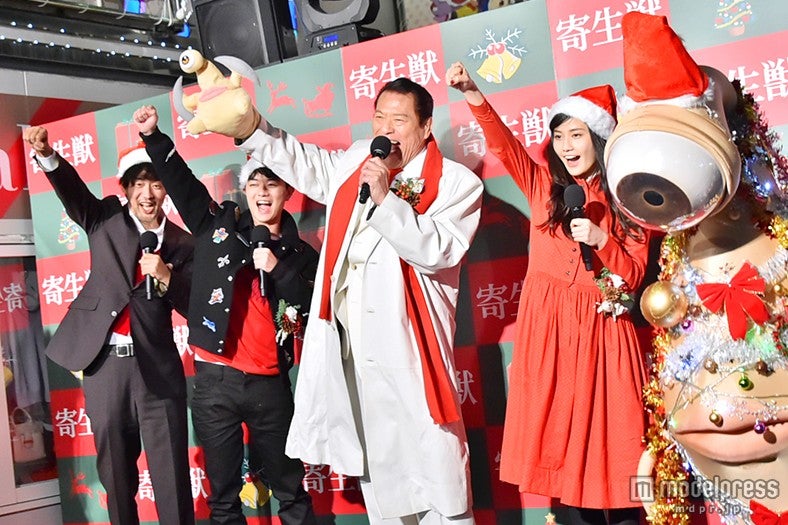 「“ミギー”クリスマス！1、2、3…ダー！」／左から：山崎貴監督、染谷将太、アントニオ猪木、橋本愛