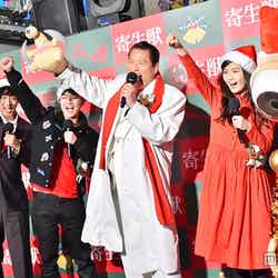 「“ミギー”クリスマス！1、2、3…ダー！」／左から：山崎貴監督、染谷将太、アントニオ猪木、橋本愛