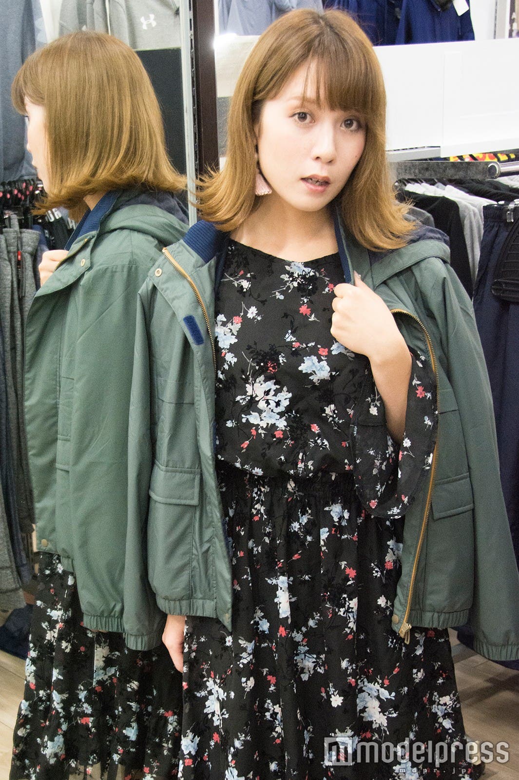 W 24/7 フード付き ウィンド ジャケット(C)モデルプレス