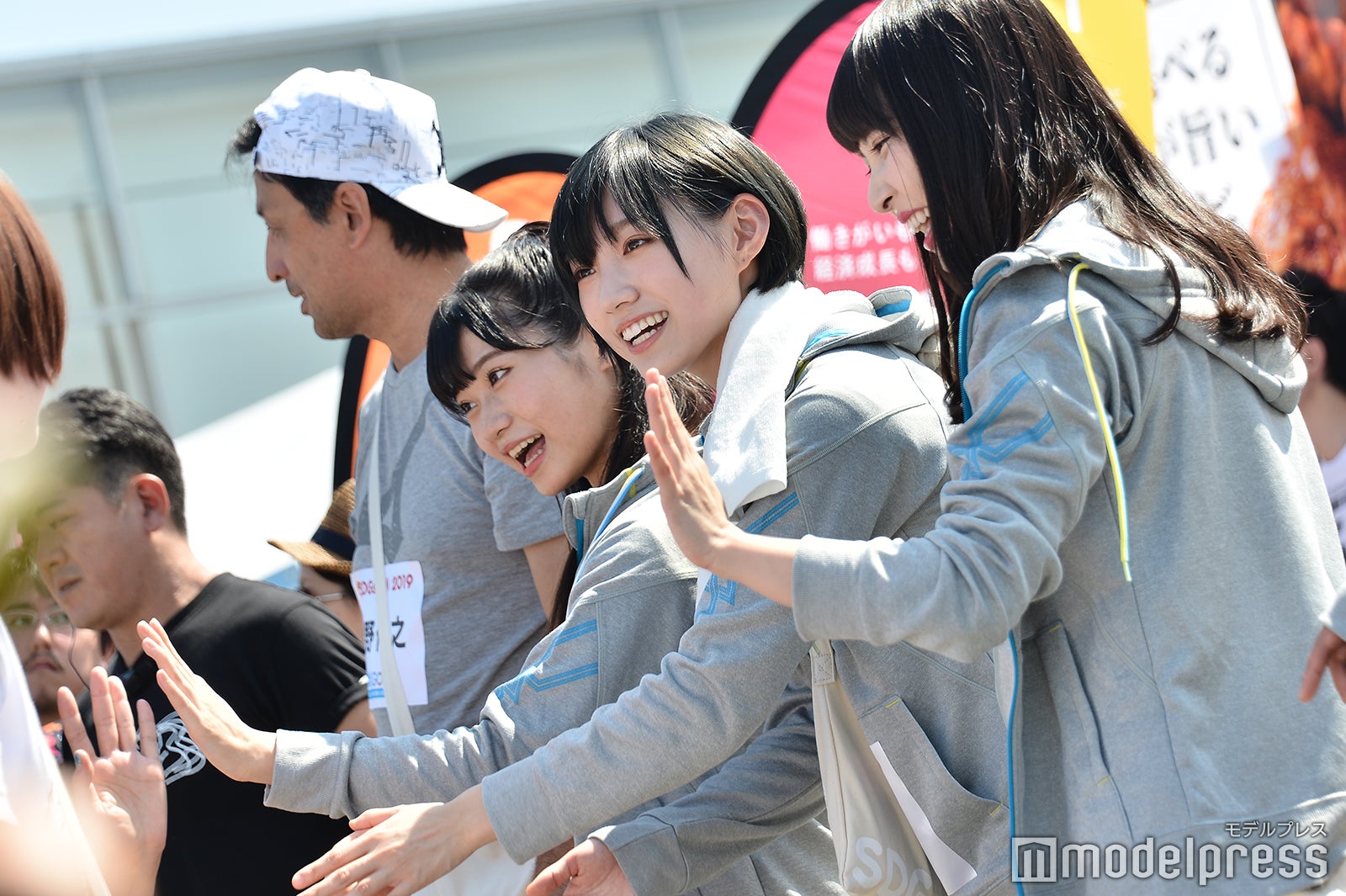 ハイタッチでスタート （C）モデルプレス