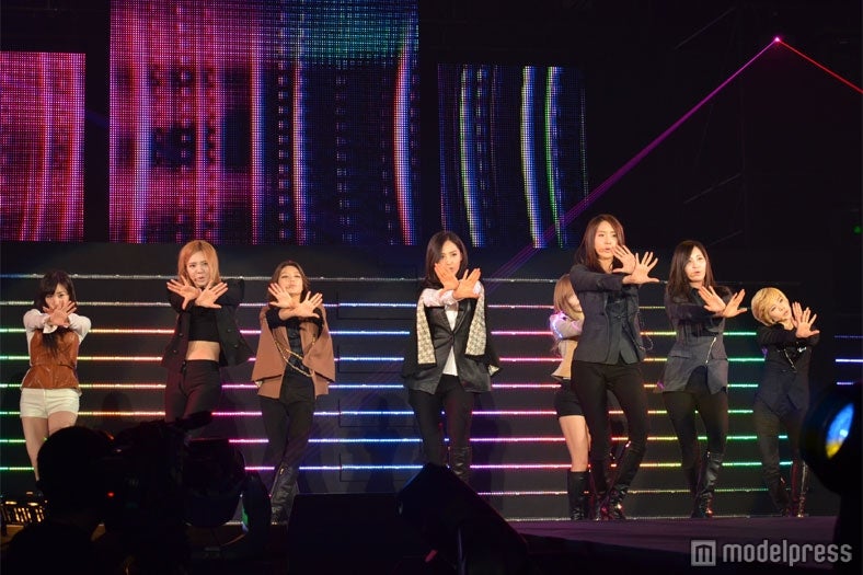 「Kiss」でパフォーマンスした少女時代