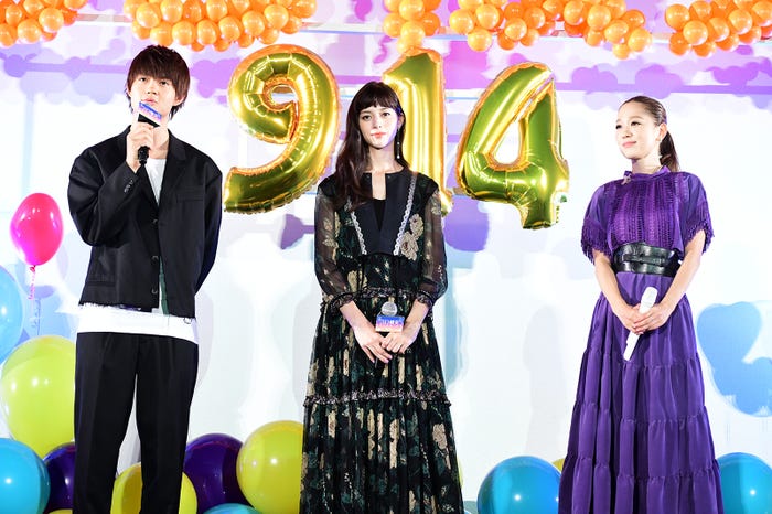 (左から)佐野勇斗、中条あやみ、西野カナ(C)モデルプレス
