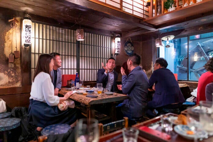 人の集まる場所に積極的に参加する