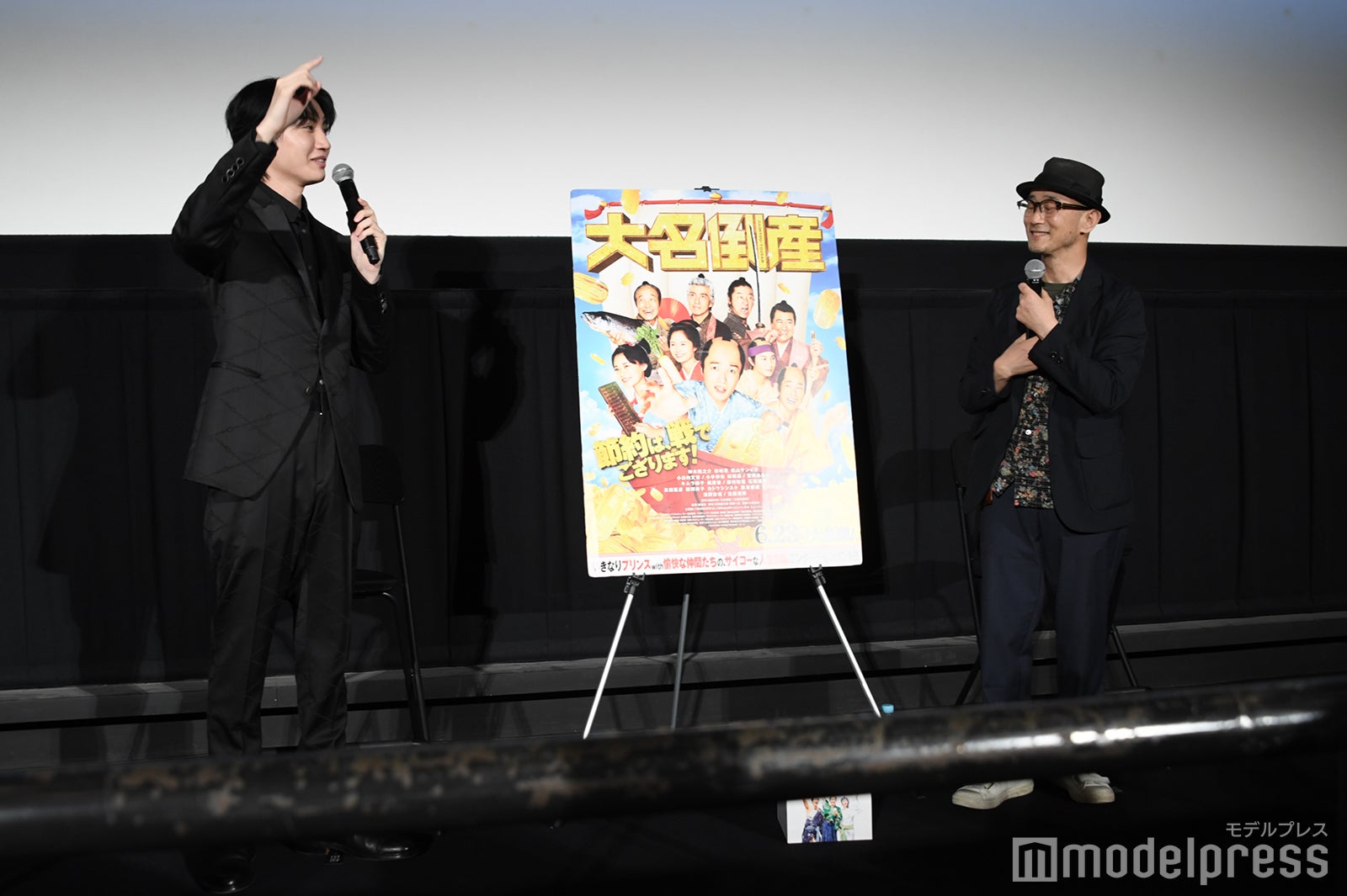 舞台挨拶でなぜかボイストレーニングを再現する桜田通と前田哲監督（C）モデルプレス