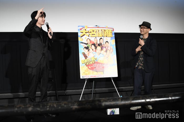 舞台挨拶でなぜかボイストレーニングを再現する桜田通と前田哲監督(C)モデルプレス