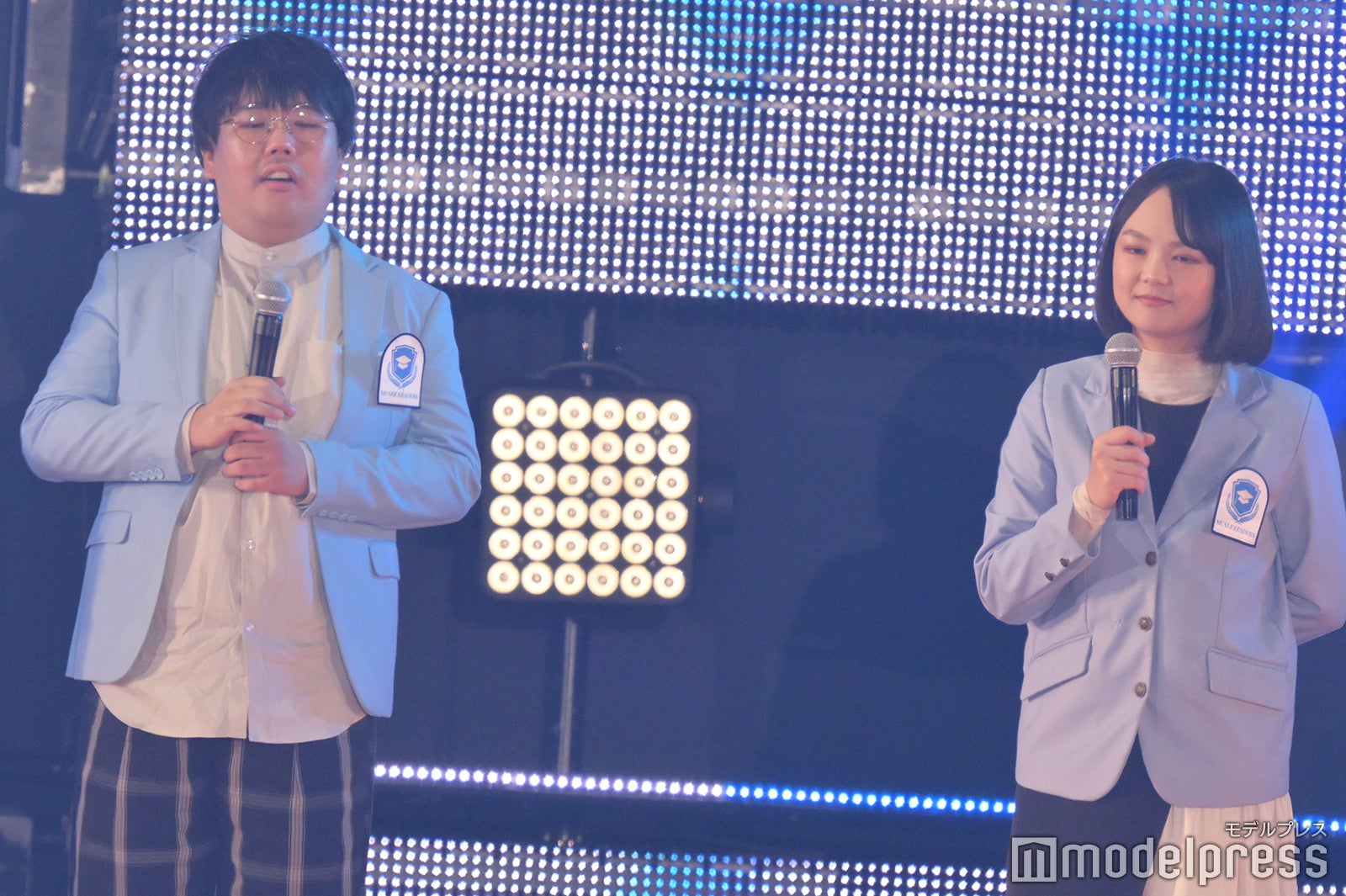 蛙亭、“新婚アピール”で山里亮太にツッコまれる 制服姿で「ガルアワ」初登場＜GirlsAward 2022 A／W＞