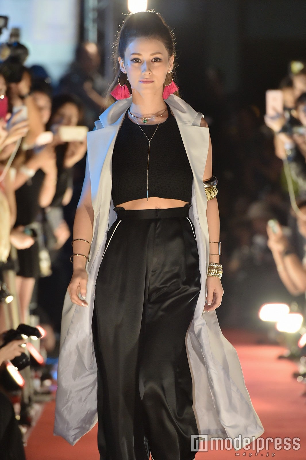 ダレノガレ明美、台湾を圧倒する堂々ランウェイ　ブラックコーデにクールな眼差し