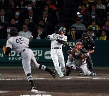 阪神 佐藤輝の“幻弾”から反撃開始！前川が右前適時打、高寺はバットを折りながらの逆転2点タイムリー 甲子園熱狂